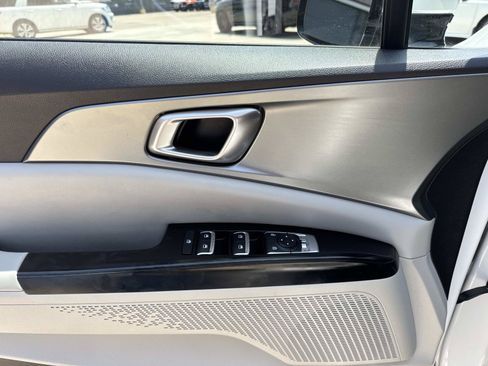 Used 2024 Kia Carnival LX FWD image 19