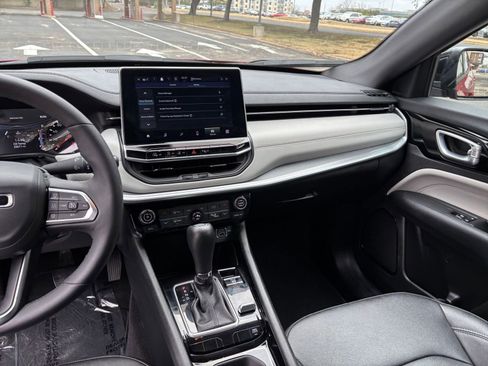 Used 2025 Jeep Compass Limited image 29