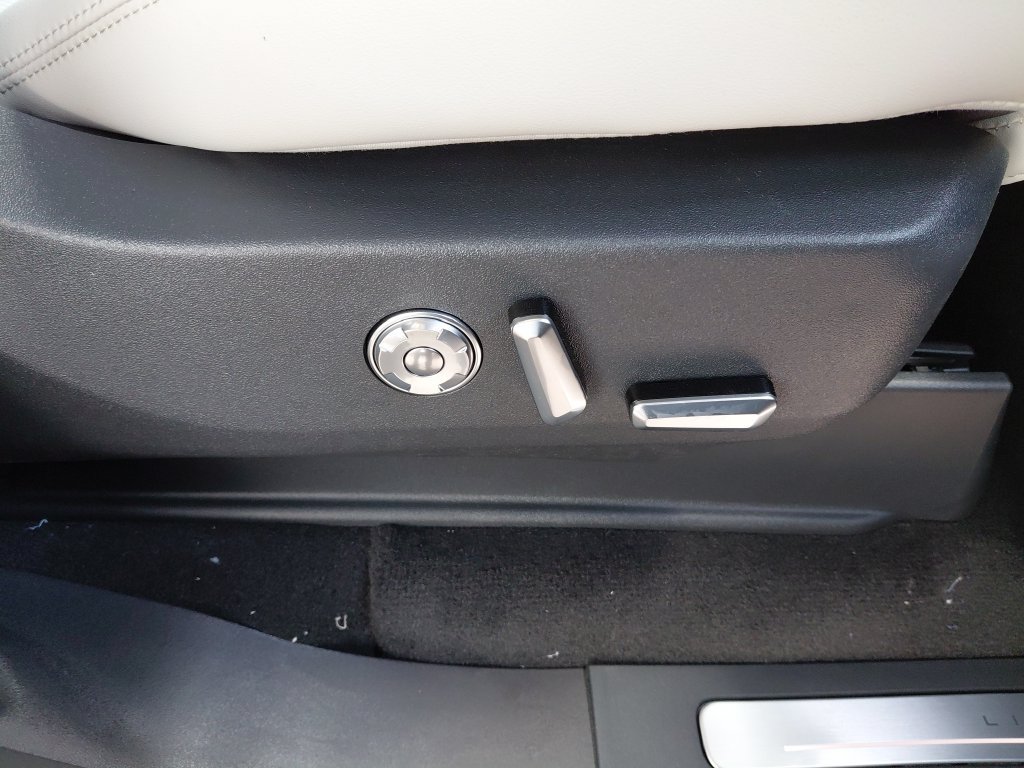 New 2026 Lincoln Navigator Premiere AWD/4WD image 33
