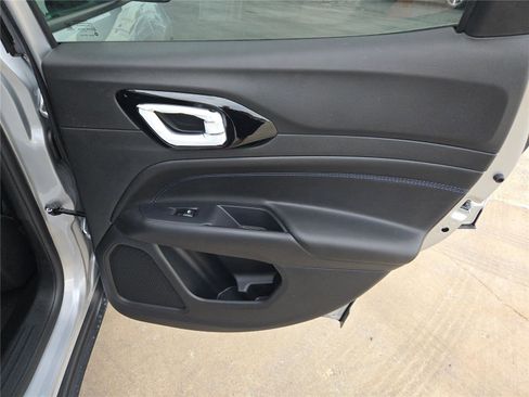 New 2026 Jeep Compass Latitude image 9