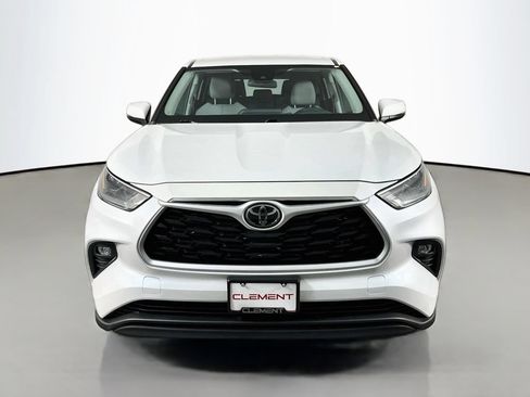 Used 2022 Toyota Highlander LE FWD image 3
