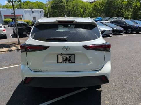 Used 2025 Toyota Highlander XLE AWD/4WD image 4