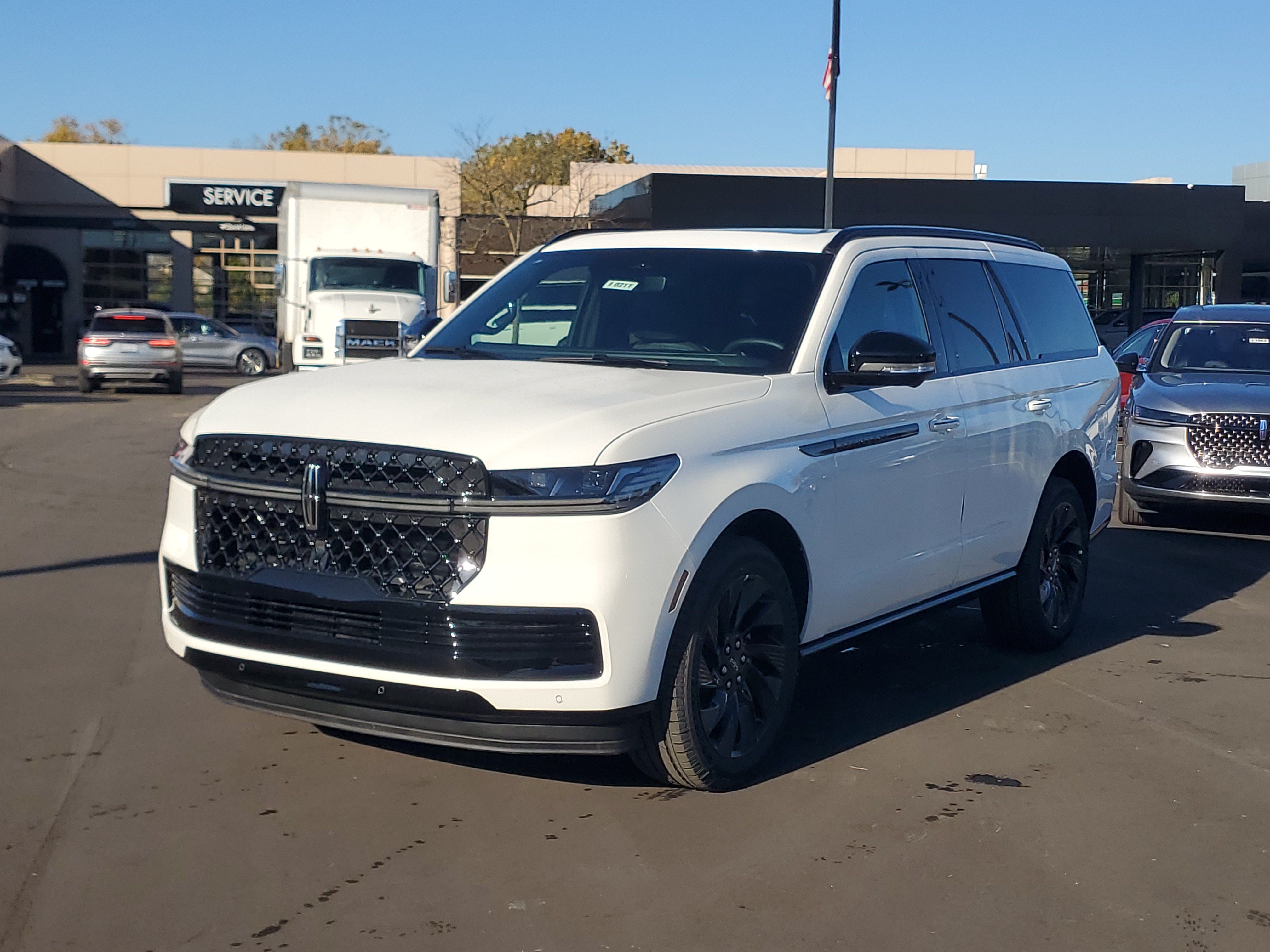 New 2027 Lincoln Navigator Reserve w/ Jet Appearance Package AWD/4WD image 2