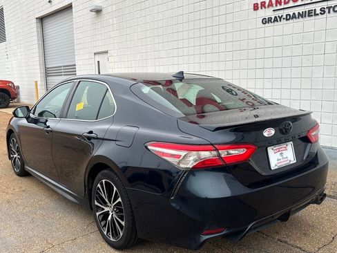Used 2019 Toyota Camry SE image 3
