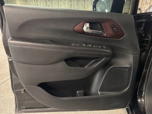 Used 2020 Chrysler Pacifica Limited image 15