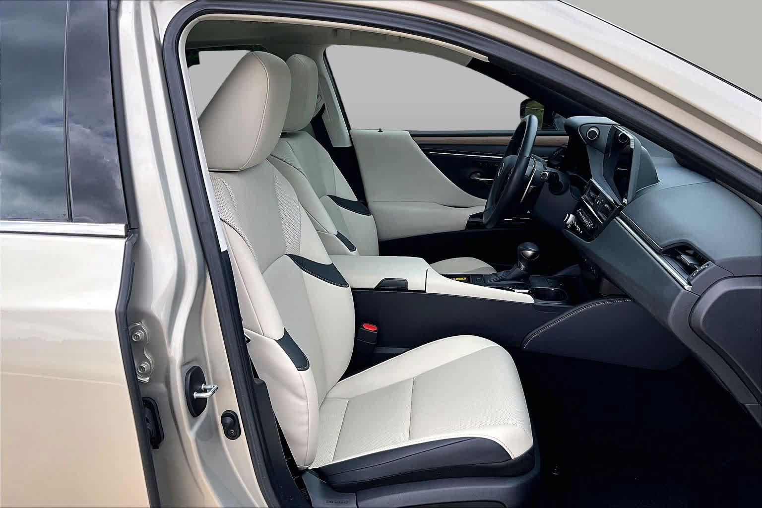 Used 2025 Lexus ES 350 w/ Premium Package FWD image 9