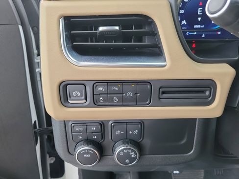 Used 2024 Chevrolet Tahoe Premier AWD/4WD image 21