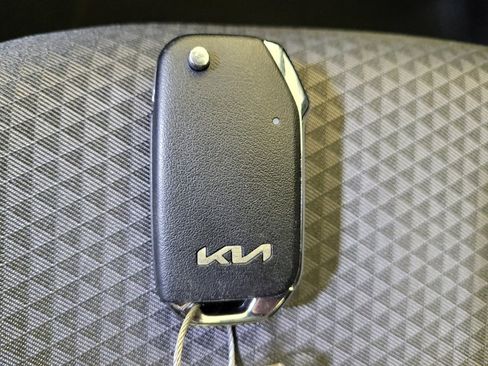 Used 2025 Kia Soul LX image 32