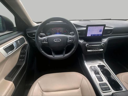 Used 2020 Ford Explorer XLT w/ Equipment Group 202A RWD image 4