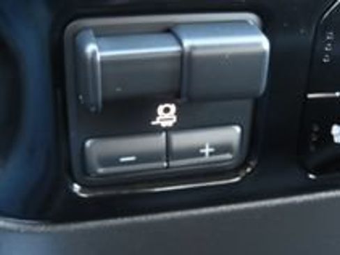 Used 2025 GMC Sierra 1500 SLT AWD/4WD image 4