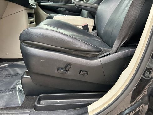 Used 2014 Chrysler Town & Country Touring image 16