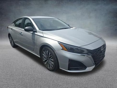 Used 2025 Nissan Altima 2.5 SV FWD image 9