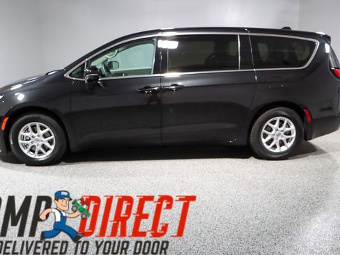 Used 2023 Chrysler Pacifica Touring-L image 10