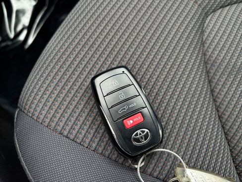 Used 2025 Toyota Highlander LE FWD image 22