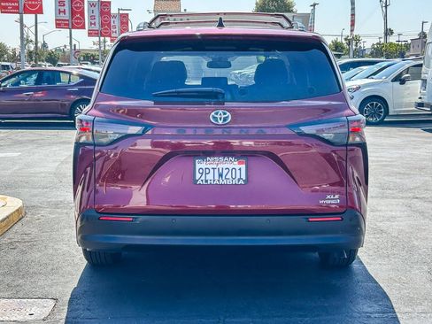 Used 2024 Toyota Sienna XLE w/ XLE Plus Package FWD image 8