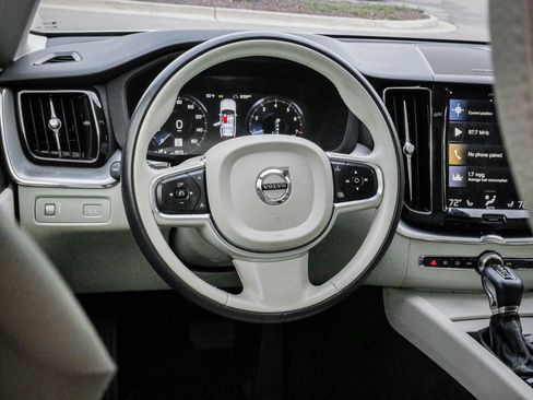 Used 2019 Volvo XC60 T5 Momentum w/ Multimedia Package image 6