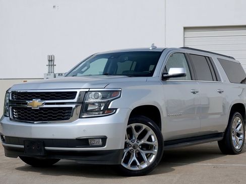 Used 2020 Chevrolet Suburban LT RWD image 2