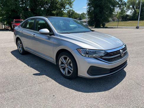 Used 2024 Volkswagen Jetta SE FWD image 2