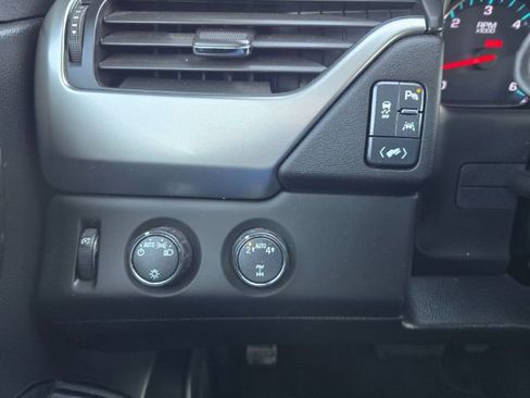 Used 2018 Chevrolet Suburban LT image 20