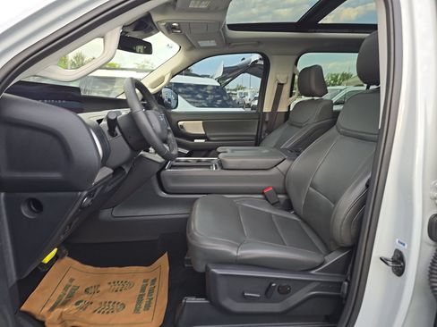 Used 2025 Ford Expedition Active AWD/4WD image 5