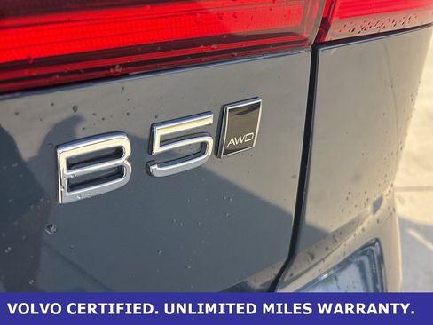 Certified 2025 Volvo XC60 B5 Core image 8