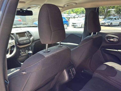 Used 2017 Jeep Cherokee Sport w/ Cold Weather Group FWD image 15