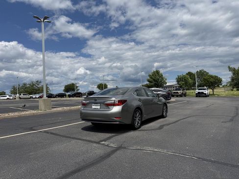Used 2017 Lexus ES 300h FWD image 6