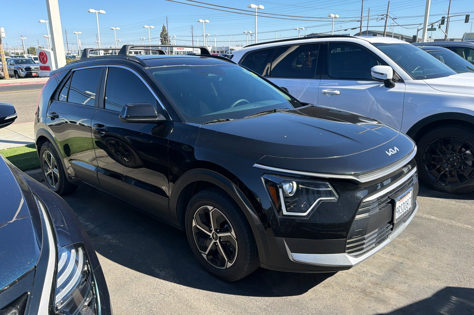 Used 2024 Kia Niro EX FWD image 2