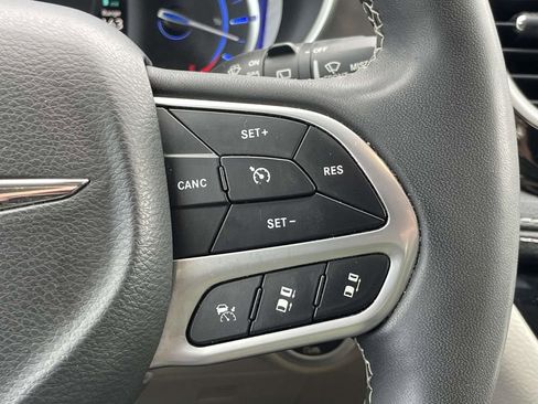 Used 2022 Chrysler Pacifica Touring-L image 21