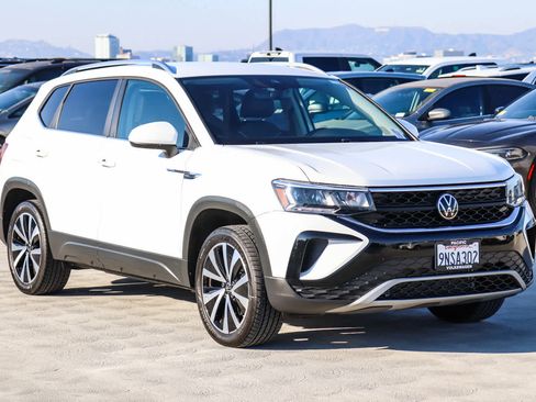 Used 2023 Volkswagen Taos SE image 3