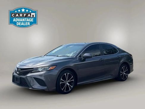 Used 2018 Toyota Camry SE FWD image 2