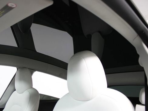 Used 2022 Tesla Model Y Long Range AWD/4WD image 9