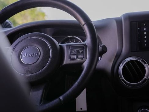 Used 2016 Jeep Wrangler Unlimited Rubicon w/ Connectivity Group AWD/4WD image 45
