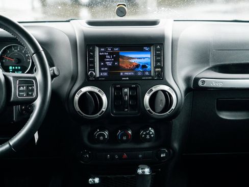 Used 2018 Jeep Wrangler Unlimited Sahara AWD/4WD image 21