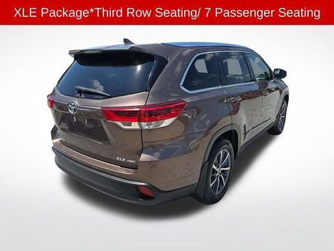 Used 2019 Toyota Highlander XLE AWD/4WD image 3