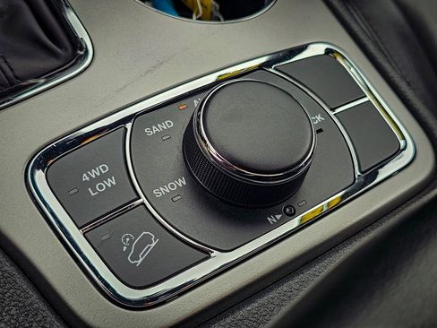 Used 2018 Jeep Grand Cherokee Limited AWD/4WD image 28