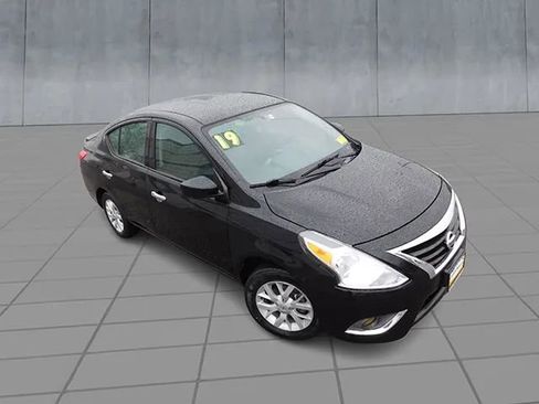 Used 2019 Nissan Versa SV w/ SV Special Edition Package image 2