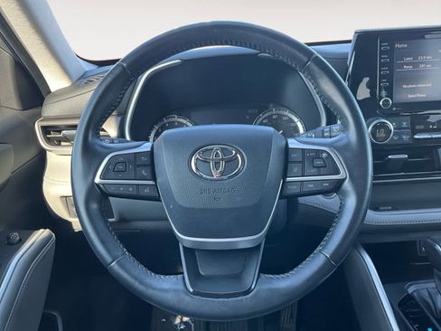 Used 2022 Toyota Highlander XLE image 17