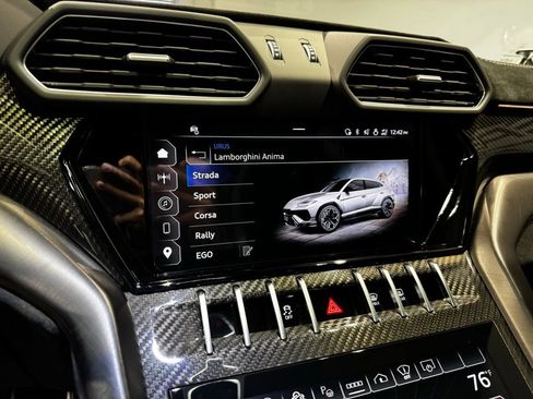 Used 2024 Lamborghini Urus Performante AWD/4WD image 47