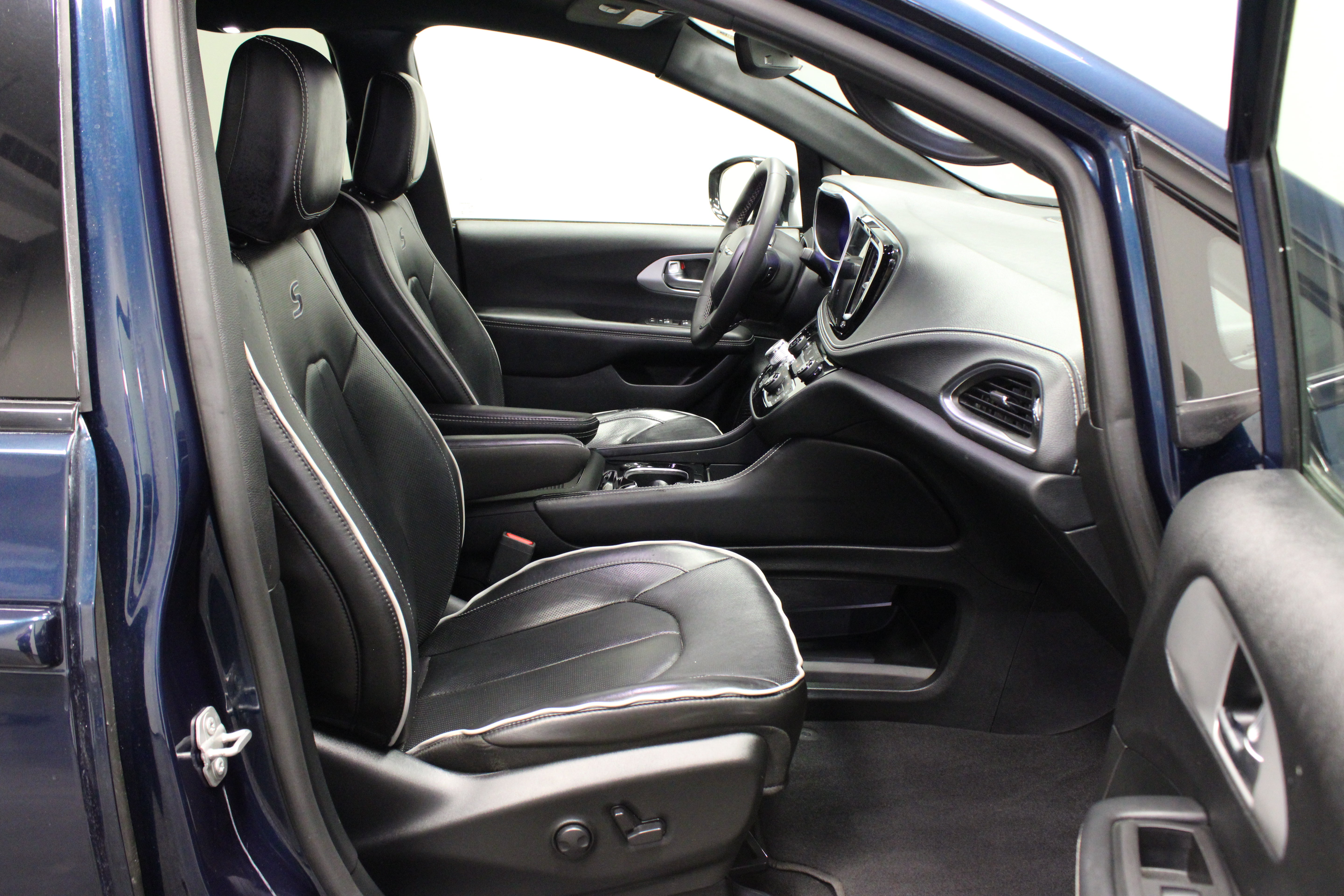 Used 2025 Chrysler Pacifica Limited FWD image 15