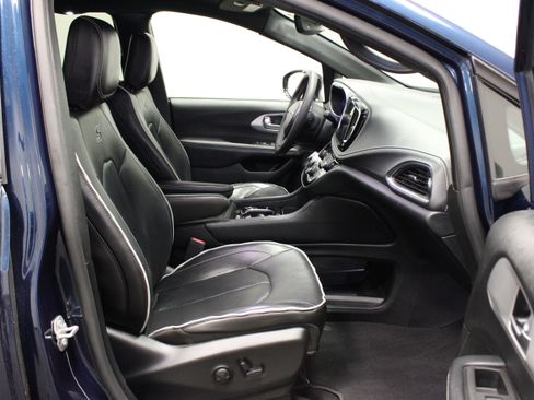 Used 2025 Chrysler Pacifica Limited FWD image 15
