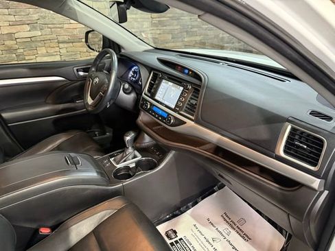 Used 2017 Toyota Highlander XLE AWD/4WD image 30