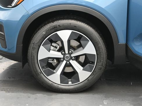 New 2025 Volvo XC40 B5 Core w/ Climate Package image 30