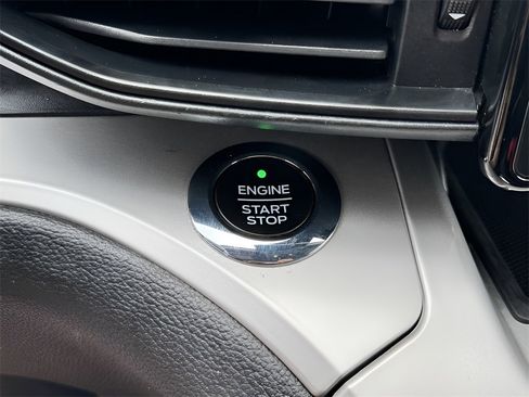 Used 2021 Ford Explorer XLT image 18