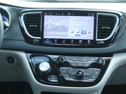 Used 2023 Chrysler Pacifica Touring-L image 15