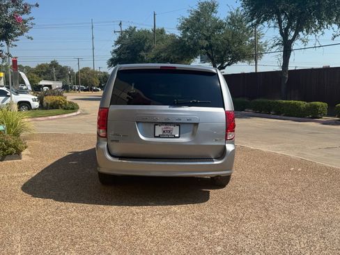 Used 2016 Dodge Grand Caravan SE FWD image 10