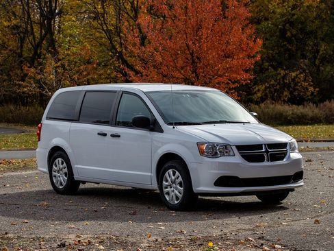 Used 2019 Dodge Grand Caravan SE w/ UConnect Hands-Free Group image 2