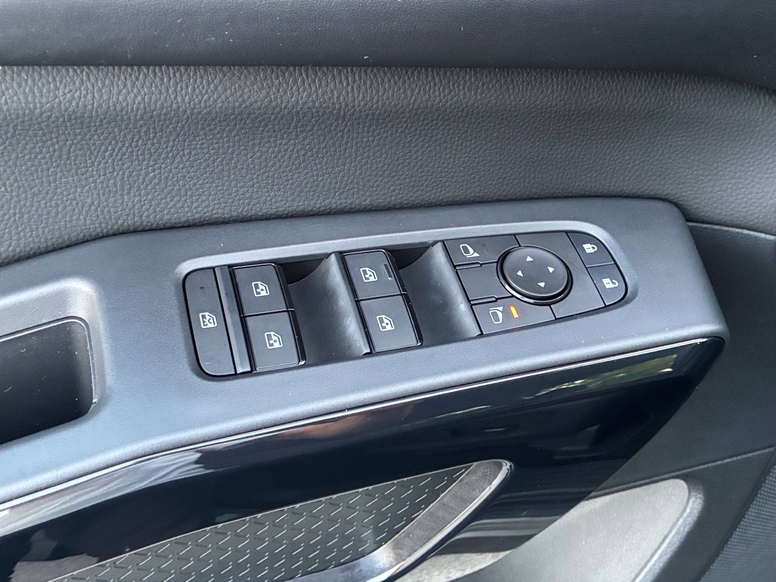 Used 2026 Nissan Pathfinder SV FWD image 12