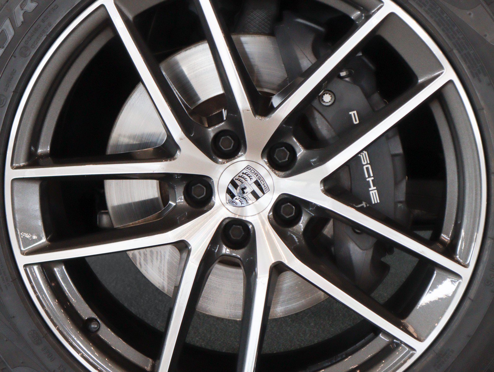 Certified 2024 Porsche Macan AWD/4WD image 15