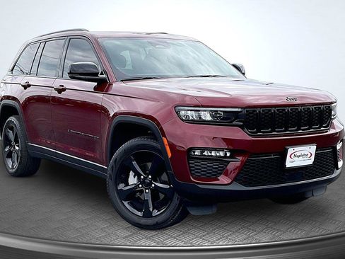 Used 2023 Jeep Grand Cherokee Limited w/ Black Appearance Package AWD/4WD image 13